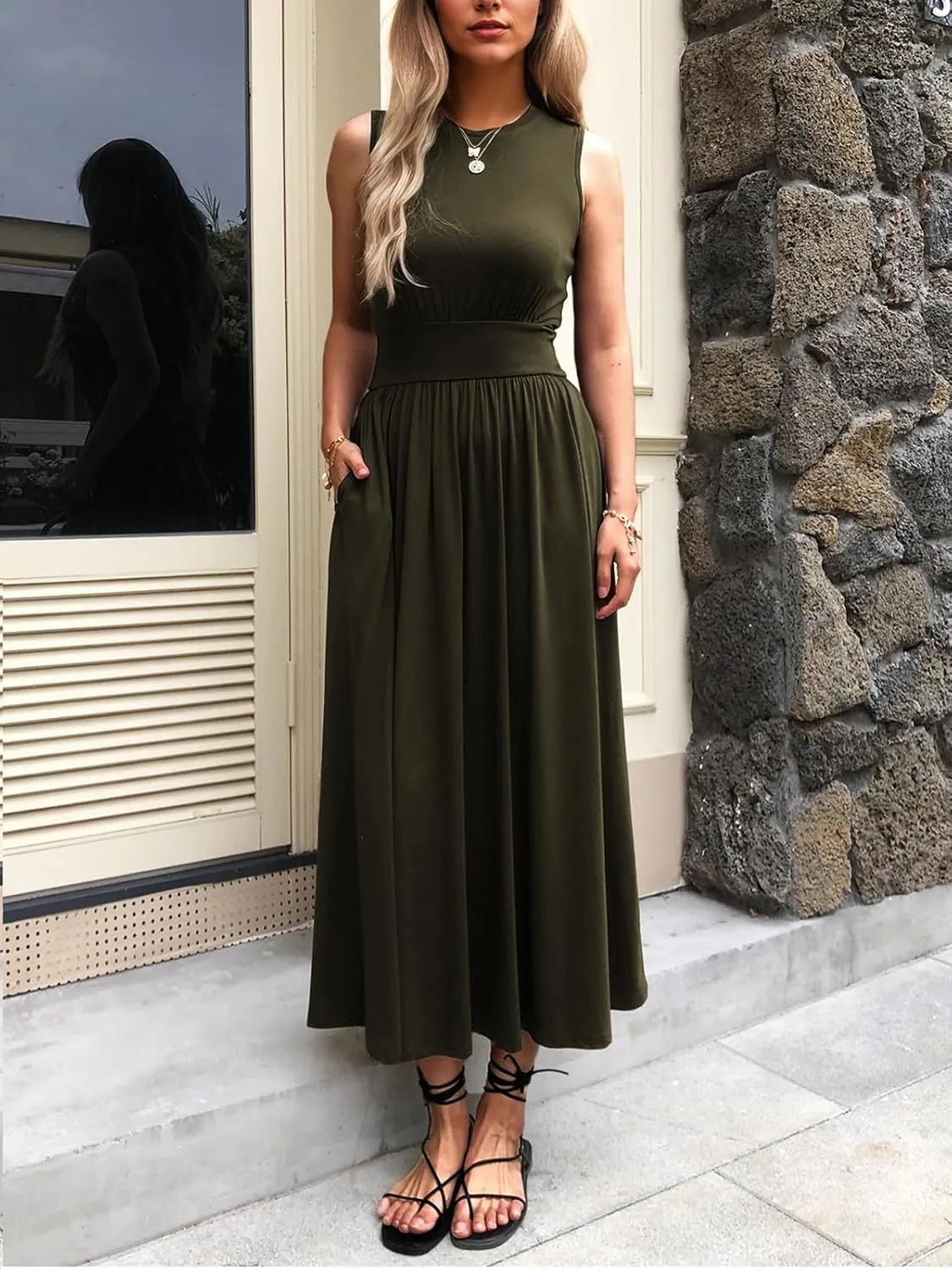 Women's Sleeveless Summer Maxi Dress Crewneck Casual Swing Pleated Long Dresses with Pockets